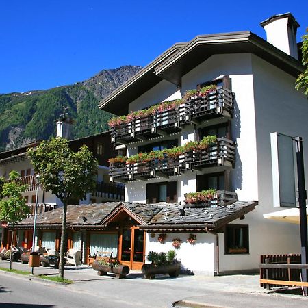 Hotel Les Jumeaux Κουρμαγιέρ Εξωτερικό φωτογραφία