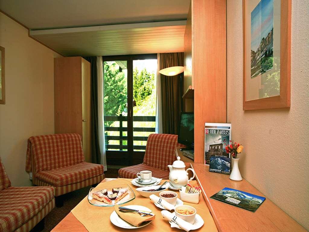 Hotel Les Jumeaux Κουρμαγιέρ Δωμάτιο φωτογραφία