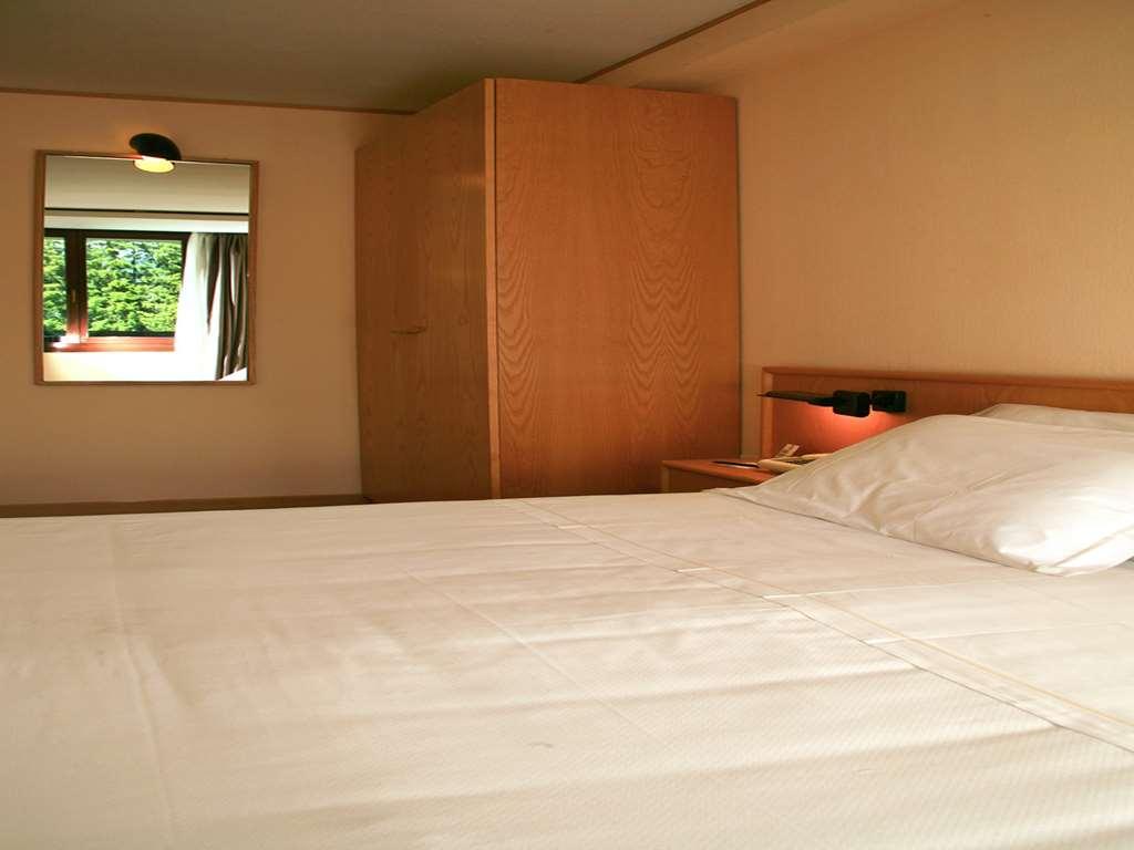 Hotel Les Jumeaux Κουρμαγιέρ Δωμάτιο φωτογραφία