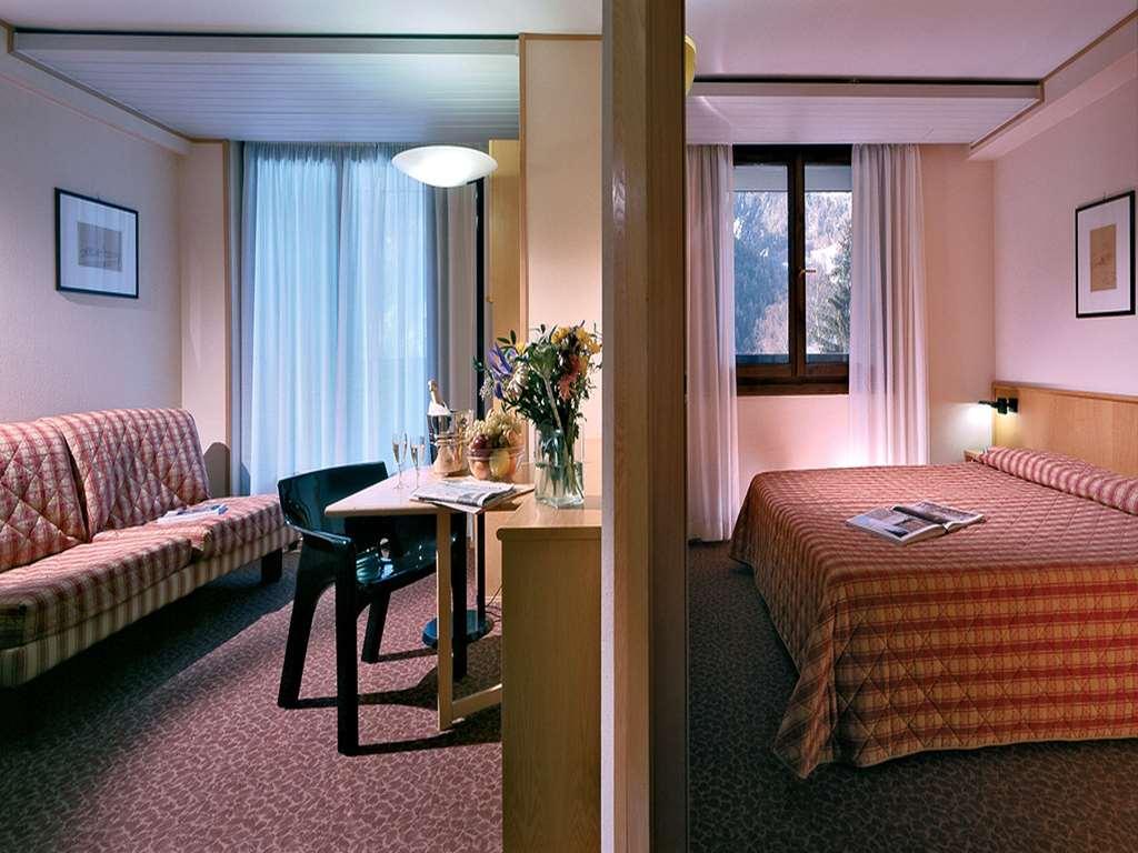 Hotel Les Jumeaux Κουρμαγιέρ Δωμάτιο φωτογραφία