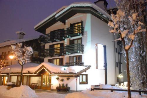 Hotel Les Jumeaux Κουρμαγιέρ Εξωτερικό φωτογραφία