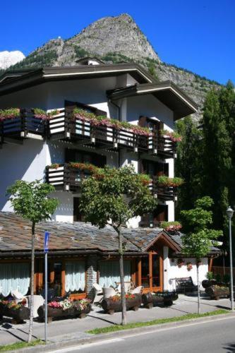 Hotel Les Jumeaux Κουρμαγιέρ Εξωτερικό φωτογραφία