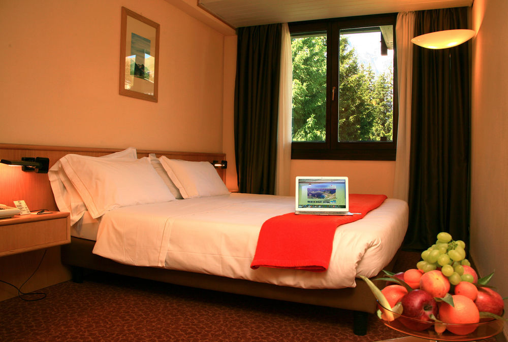 Hotel Les Jumeaux Κουρμαγιέρ Εξωτερικό φωτογραφία