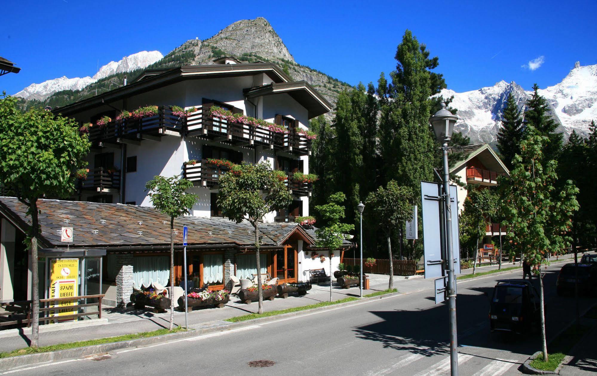 Hotel Les Jumeaux Κουρμαγιέρ Εξωτερικό φωτογραφία