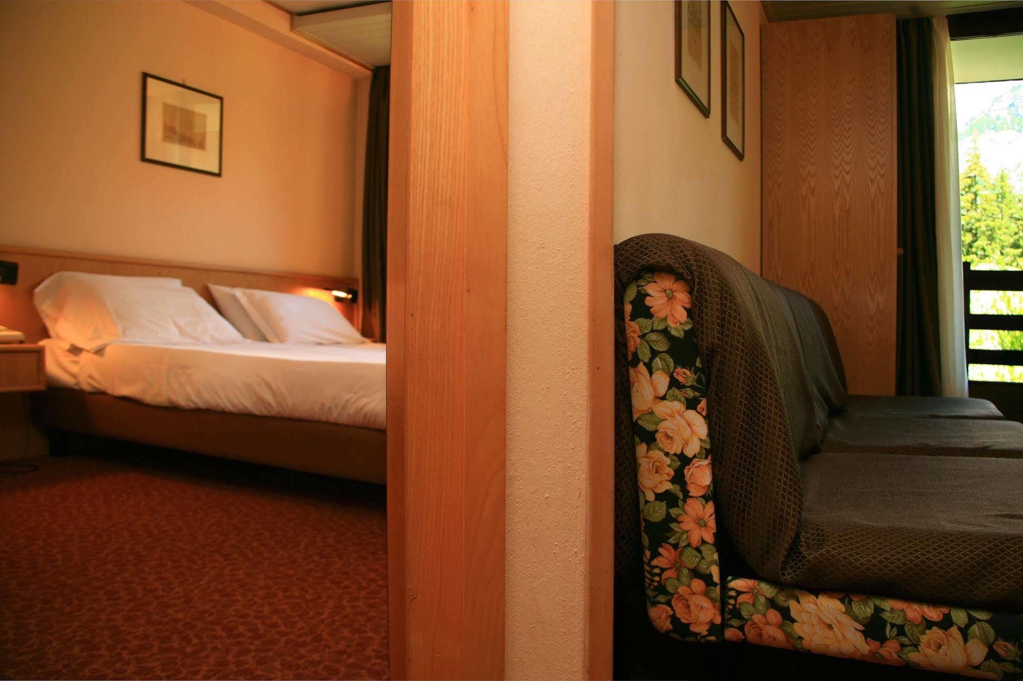 Hotel Les Jumeaux Κουρμαγιέρ Εξωτερικό φωτογραφία