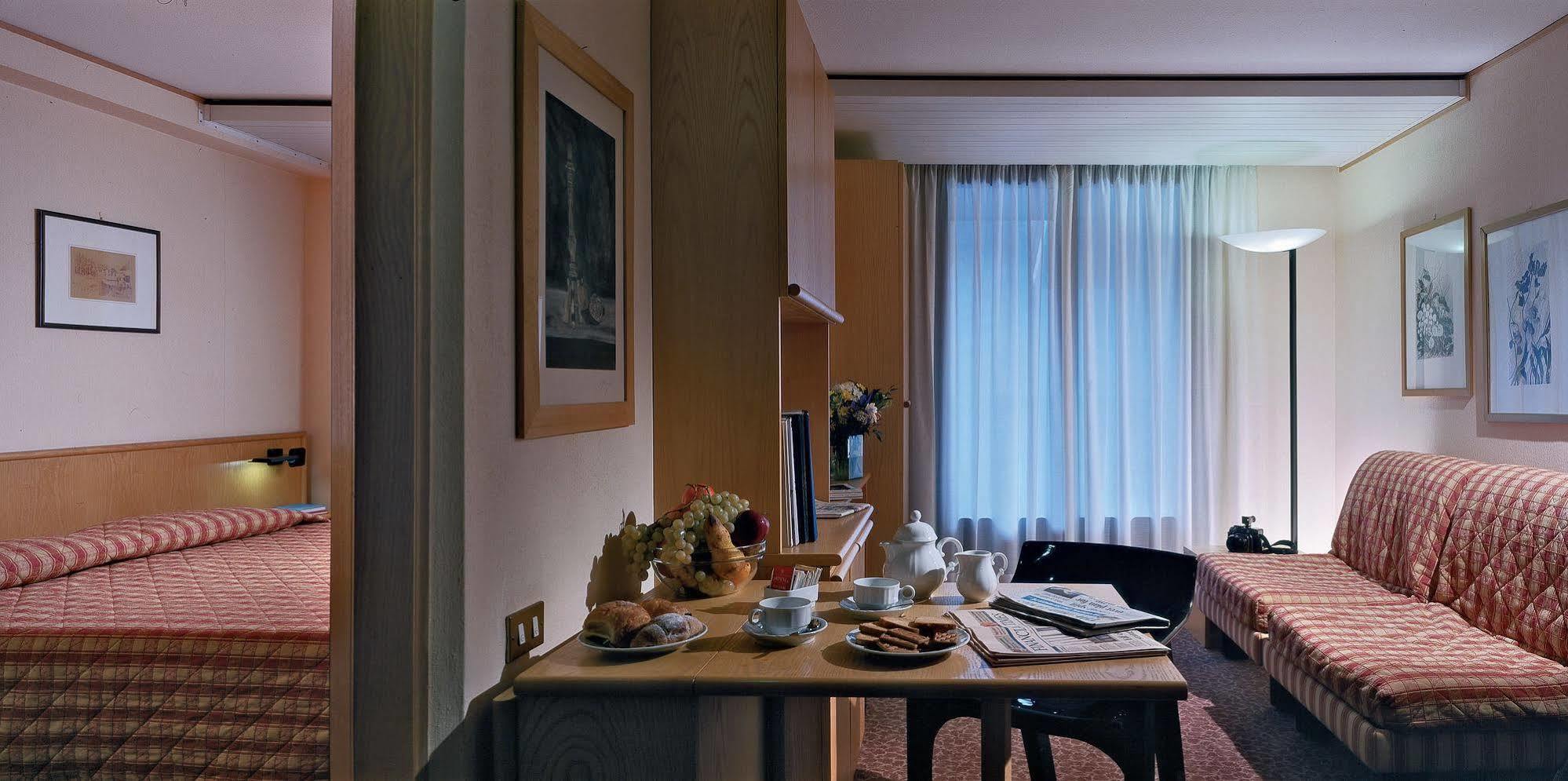 Hotel Les Jumeaux Κουρμαγιέρ Δωμάτιο φωτογραφία