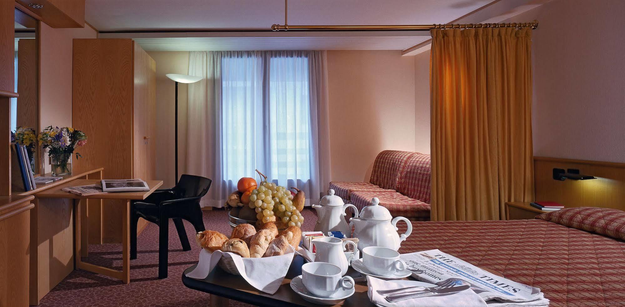 Hotel Les Jumeaux Κουρμαγιέρ Δωμάτιο φωτογραφία