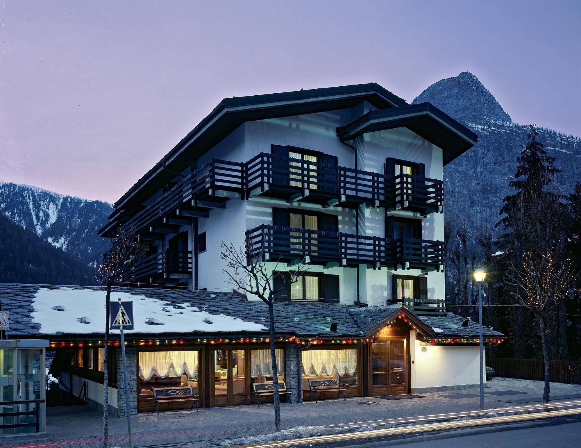Hotel Les Jumeaux Κουρμαγιέρ Εξωτερικό φωτογραφία