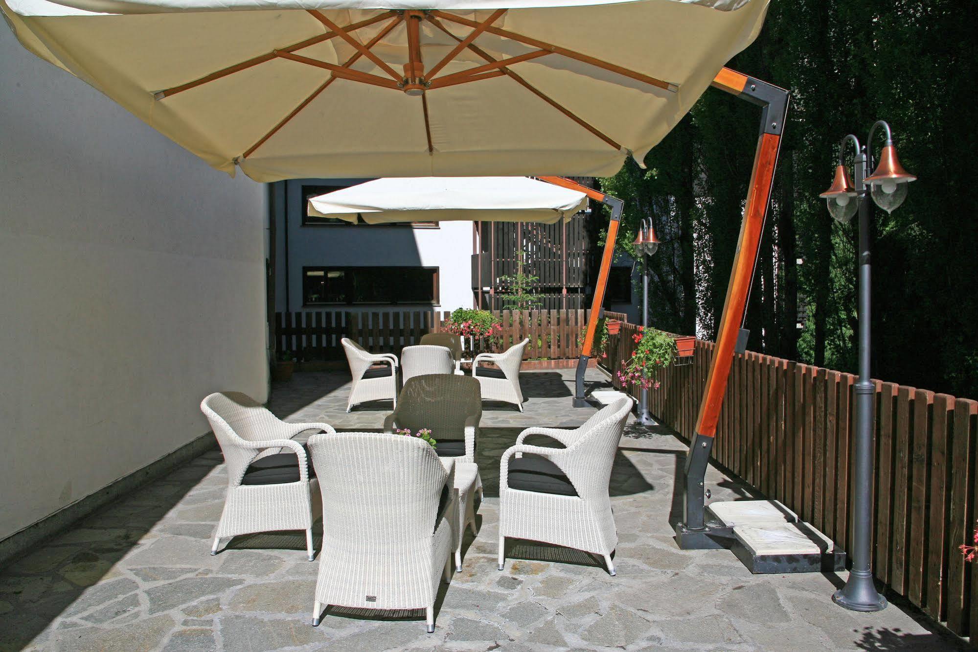 Hotel Les Jumeaux Κουρμαγιέρ Εξωτερικό φωτογραφία